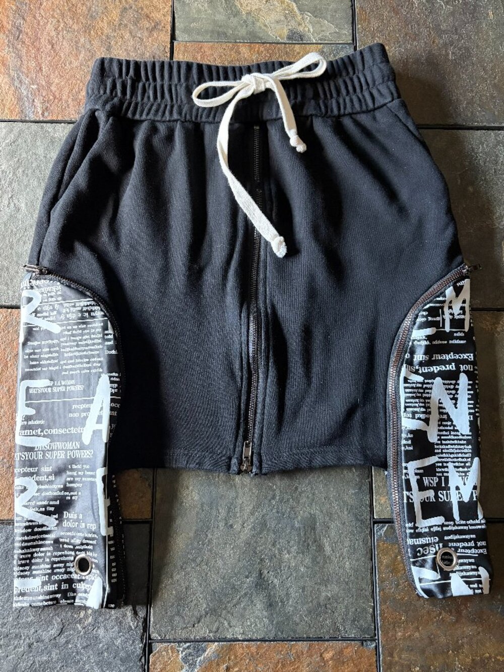 AKIRA Punk Y2K Style Newspaper Graphic Zip Mini Skirt Black L